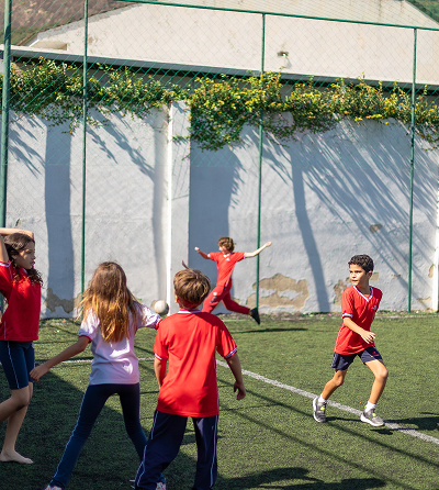 Alunos jogando futebol Canadian Global School Niterói